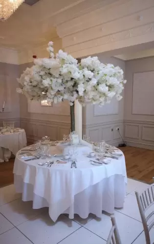 white-canopy-center-piece